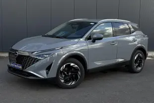 Nissan Qashqai 2025 gris Ceramic en 3/4 avant droit, avec jantes alliage noires et calandre distinctive.