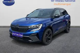 Renault Austral 2024 bleu Iron avec toit noir, vue 3/4 avant mettant en valeur ses jantes noires et calandre moderne.