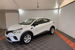 Renault Captur blanc vue 3/4 avant droit dans un garage avec rétroviseurs noirs et jantes argentées.