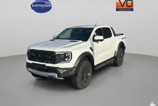 Ford Ranger Raptor blanc en vue 3/4 avant droit, avec calandre noire et jantes alliage noires robustes.