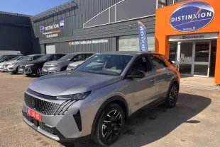 Peugeot 3008 gris Artense vue 3/4 avant droit, avec jantes noires et calandre distinctive en concession.