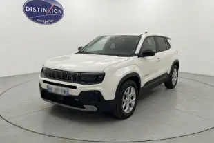 Jeep Avenger blanc en 3/4 avant droit, avec calandre noire distinctive et éléments de protection noirs sur les bas de caisse.