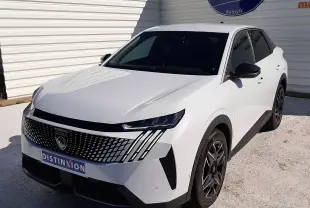 Peugeot 3008 Hybrid blanc Okenite en 3/4 avant droit, avec calandre distinctive et jantes noires.