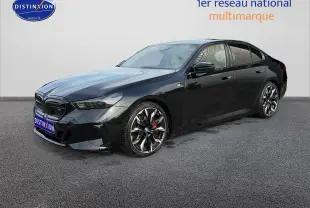 BMW Série 5 i5 M60 noir vue 3/4 avant droit avec jantes alu bicolores et calandre noire distinctive.