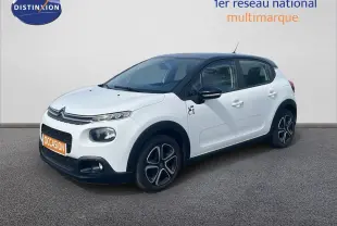 Citroën C3 blanc en 3/4 avant droit avec toit noir et jantes distinctives, sur fond neutre.
