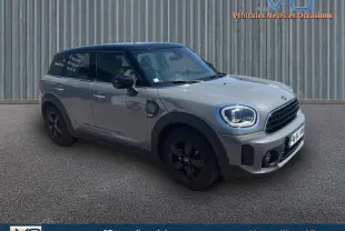 Vue 3/4 avant gauche d'une MINI Countryman gris clair avec toit noir et jantes alliage noires.