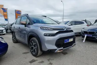 SUV Citroën C3 Aircross gris Artence en 3/4 avant droit avec coques de rétroviseurs bronze et jantes alliage diamantées.