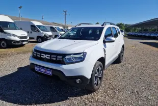Dacia Duster 4x4 blanc en 3/4 avant droit, avec jantes alu 17 pouces et calandre noire distinctive.