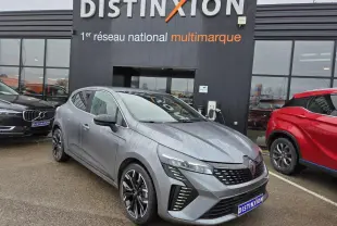 Renault Clio V gris schiste métal vue 3/4 avant droit avec jantes alliage noires et contours chromés.