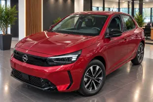 Opel Corsa 2025 rouge peperoncino vue 3/4 avant droit, avec calandre noire et jantes alliage distinctives.