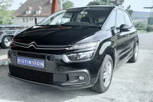 Vue 3/4 avant droit d'une Citroën C4 Spacetourer noire avec calandre chromée et jantes argentées.