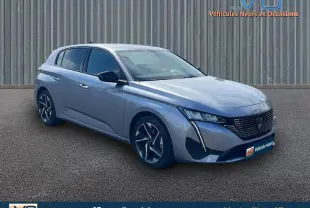 Vue 3/4 avant droite d'une Peugeot 308 gris métallisé avec jantes alliage 17 pouces et calandre distinctive.