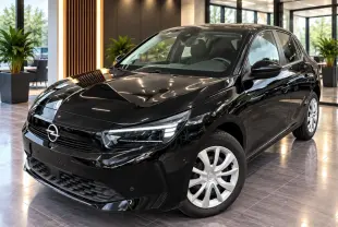 Opel Corsa 2025 noir karbon vue 3/4 avant droit, avec phares LED et jantes argentées en intérieur showroom.