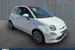 Fiat 500C blanc vue 3/4 avant droit avec toit rouge et jantes alliage 16 pouces sur sol goudronné