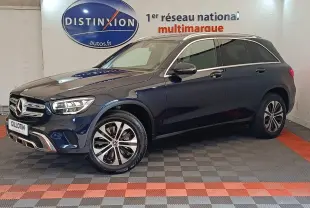 Mercedes GLC 300 DE Business Line bleu, vue 3/4 avant droit en intérieur avec jantes distinctives et toit chromé.