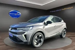 Vue 3/4 avant droite du Renault Captur 2025 gris Cassiopée avec toit noir et jantes distinctives, en présentation showroom.