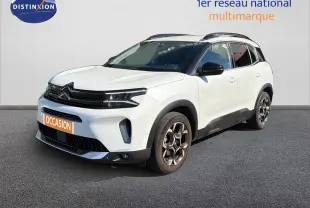 Citroën C5 Aircross blanc nacré métal en 3/4 avant droit, avec toit noir et jantes bi-ton distinctives.