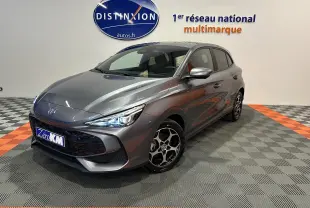 Vue 3/4 avant droite de la MG3 1.5 Hybrid+ 195 Luxury en gris Hampstead avec jantes alliage et phares LED allumés.