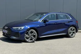 Audi A3 Sportback bleu Navarre vue de profil côté gauche, avec jantes alliage 5 branches en Y et toit noir brillant.