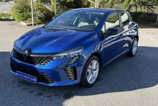 Renault Clio Evolution TCe 90 bleu vue 3/4 avant droit, avec calandre noire et feux LED distinctifs.