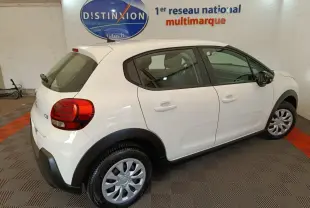 Vue 3/4 arrière droite d'une Citroën C3 blanche 2020 avec jantes acier et protections noires sur les passages de roues.