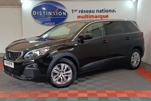 Peugeot 5008 noir en 3/4 avant droit, SUV familial avec jantes alliage et calandre distinctive Peugeot.