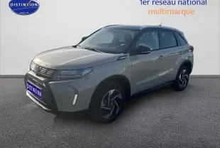 Suzuki Vitara 1.4 Boosterjet Hybrid 2026 en 3/4 avant, couleur So'Color Savanna Ivory avec toit noir et jantes alu noires.