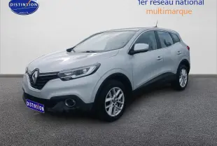 Renault Kadjar gris en 3/4 avant droit, avec jantes alu et boucliers noirs contrastants.