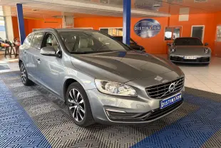 Volvo V60 gris 2018 vue 3/4 avant droit en intérieur, avec jantes alliage et calandre chromée visible.