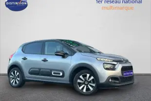 Citroën C3 gris vue 3/4 avant droit, avec protections latérales noires et jantes bi-ton, sur fond neutre.