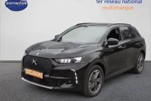 DS7 Crossback E-TENSE noir perle métal, vue 3/4 avant droit, avec calandre distinctive et feux LED allumés.