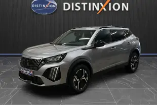 Peugeot 2008 gris Artense métal en 3/4 avant droit, avec calandre noire distinctive et jantes bi-ton.