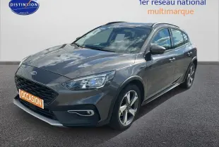 Ford Focus Active gris foncé vue 3/4 avant droit avec barres de toit et jantes alliage 17 pouces.