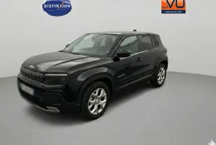 Jeep Avenger noir en 3/4 avant droit, avec jantes alliage 17 pouces et calandre distinctive noire.