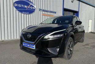 Nissan Qashqai 1.5 E-POWER noir métal, vue 3/4 avant droit, avec calandre V-Motion et phares LED fins.