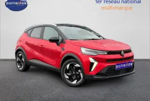 Renault Captur 1.6 E-Tech hybride rouge flamme en 3/4 avant droit avec jantes noires distinctives.