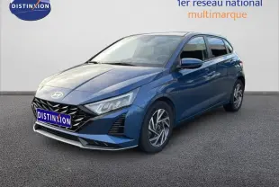 Vue 3/4 avant droit d'une Hyundai i20 2025 bleu vibrant metal avec calandre noire et phares LED anguleux.
