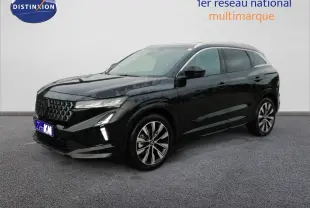 Vue 3/4 avant droite du Renault Austral noir étoile métal avec jantes alliage et calandre distinctive en nid d'abeille.