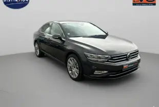Volkswagen Passat Business gris foncé vue 3/4 avant droit avec jantes alliage 17 pouces dans un studio lumineux.
