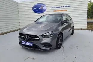 Mercedes Classe B 1.3i AMG Line gris foncé métal vue 3/4 avant droit avec jantes alliage bicolores.