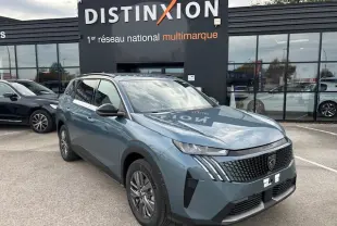 Peugeot 5008 hybride bleu Ingaro en 3/4 avant droit avec calandre noire et feux LED griffés visibles