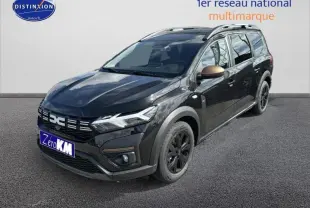 Vue 3/4 avant droite du Dacia Jogger noir nacré métallisé avec jantes noires et barres de toit visibles.