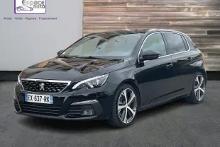 Peugeot 308 noire vue en 3/4 avant droit, avec jantes alliage et calandre chromée distinctive.