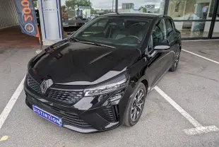Renault Clio V E-Tech hybride noire étoile métal vue 3/4 avant, avec calandre moderne et jantes alliage distinctives.