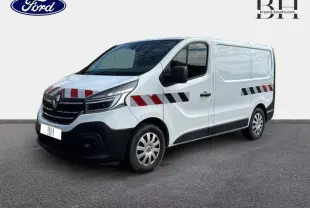 Renault Trafic Fourgon blanc glacier en vue 3/4 avant droit avec bandes rouges et noires sur la carrosserie.