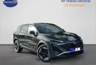 Vue 3/4 avant gauche du Nissan Qashqai Hybrid e-POWER 2025 en noir Kuro Métallisé avec calandre distinctive et jantes noires.