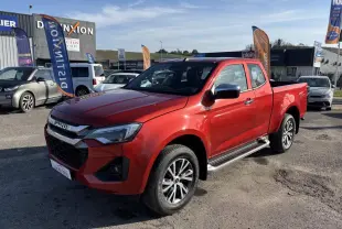 Vue 3/4 avant gauche d’un pick-up Isuzu D-MAX orange avec jantes aluminium et marchepieds métalliques.