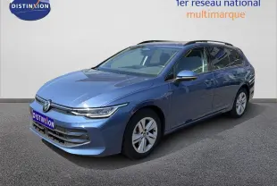 Volkswagen Golf SW bleu Anemone vue 3/4 avant droit, avec jantes alliage et toit ouvrant apparent.