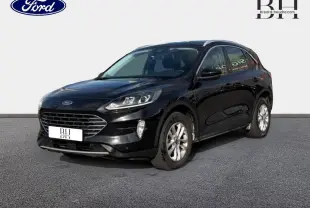 Ford Kuga 2023 noir Agate métallisé en 3/4 avant droit, avec calandre chromée et jantes alu visibles.