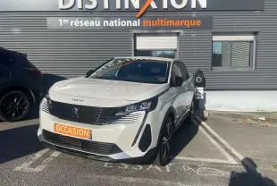 Peugeot 3008 blanc en 3/4 avant droit, stationné devant borne de recharge électrique avec plaque "OCCASION".